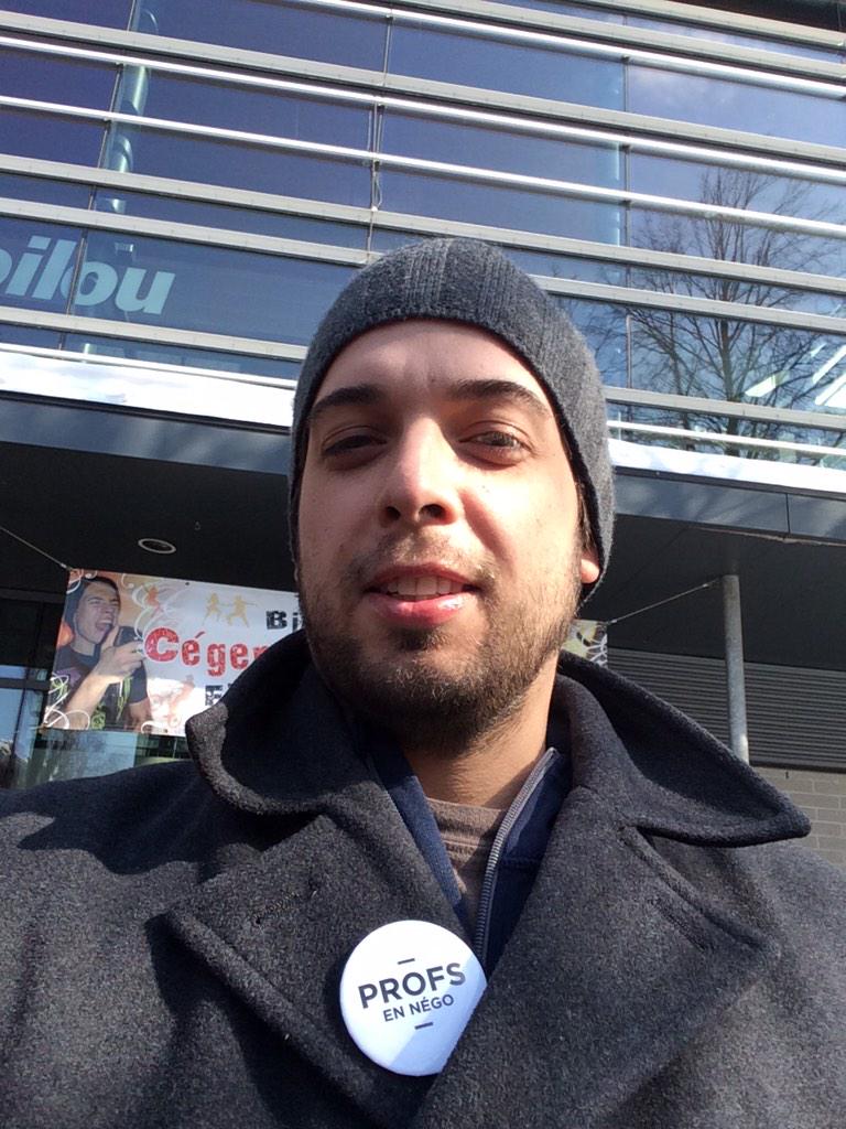 Letartean's tweet image. Le secteur public est négociations. Je manifeste avec les collègues #profsennégo