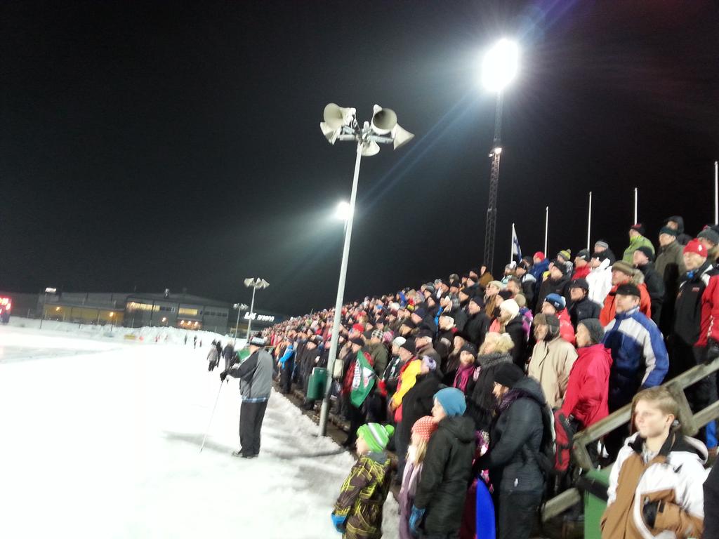 HenriPitkanen's tweet photo. Pilleri pyörii Kisapuistossa ja #lappeenranta'laiset ovat löytäneet lehtereille. #bandyliiga #jääpallo @VeiteraBandy http://t.co/FCRy5ospOT