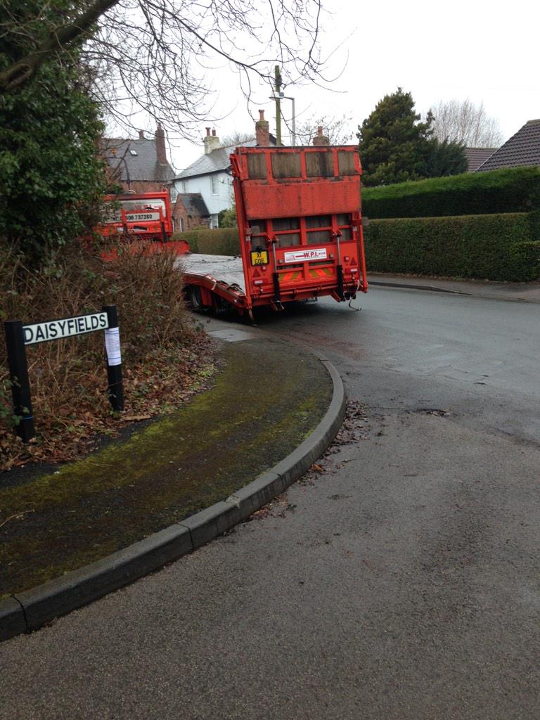 cheflancs's tweet photo. Accident waiting to happen big lorry and trailer creating blind spot #daisyfields #oldlightfootlane @PrestonPolice http://t.co/Qusgp8BoJa