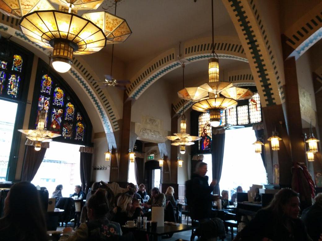 From Amsterdam American Hotel bar. Ici la tolérance n'est pas un vain mot. Bien loin de #Boutin. 1er mariage gay 2001