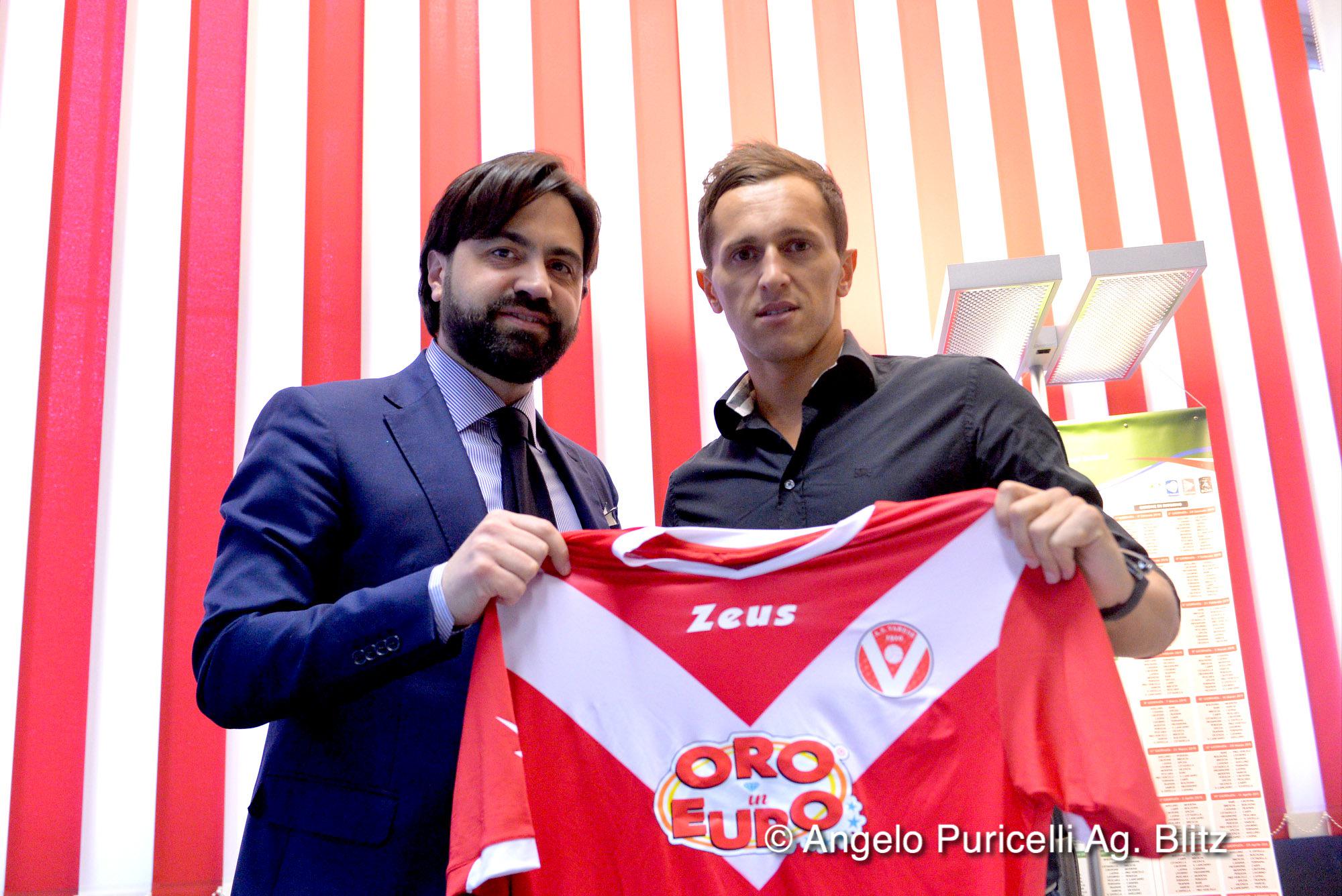 Kurtishi (R) posing with the new colors; photo: AS Varese
