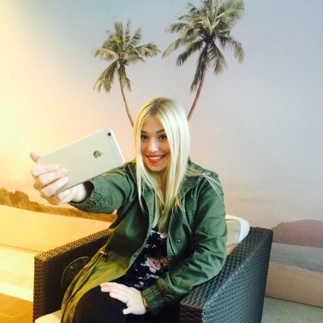 BibisBeauty's tweet photo. Ich - beim Selfie machen 😁😝💖 http://t.co/K7p95EsHQV