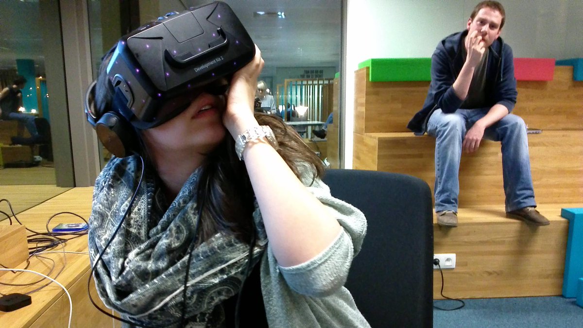 BeauvoisCaro's tweet image. "Pourquoi il y a ça? Arrête de respirer !" : @DionZelie essaye #oculus #réalitévirtuelle #labdavanac