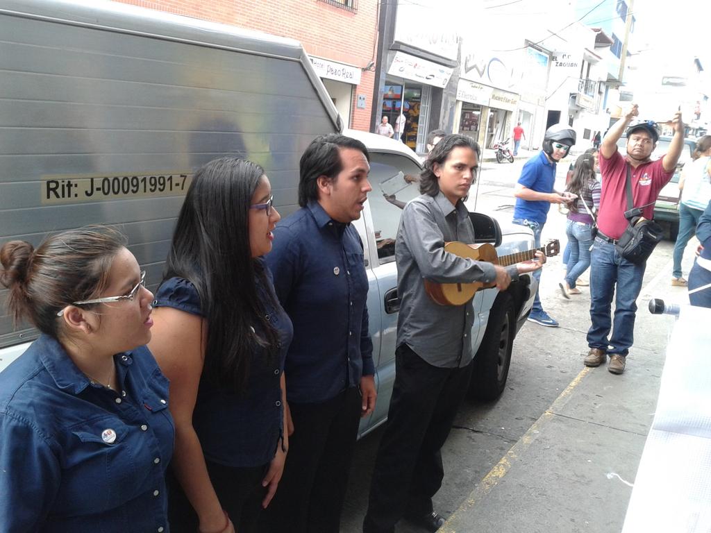 Genesis_ND's tweet photo. 23F cuarteto del @CoroSinfonicoJM de #Merida av. 3 banco mercantil @elsistema @fosjiem #ElSistemaCumple40 http://t.co/PRRdX0WgOf