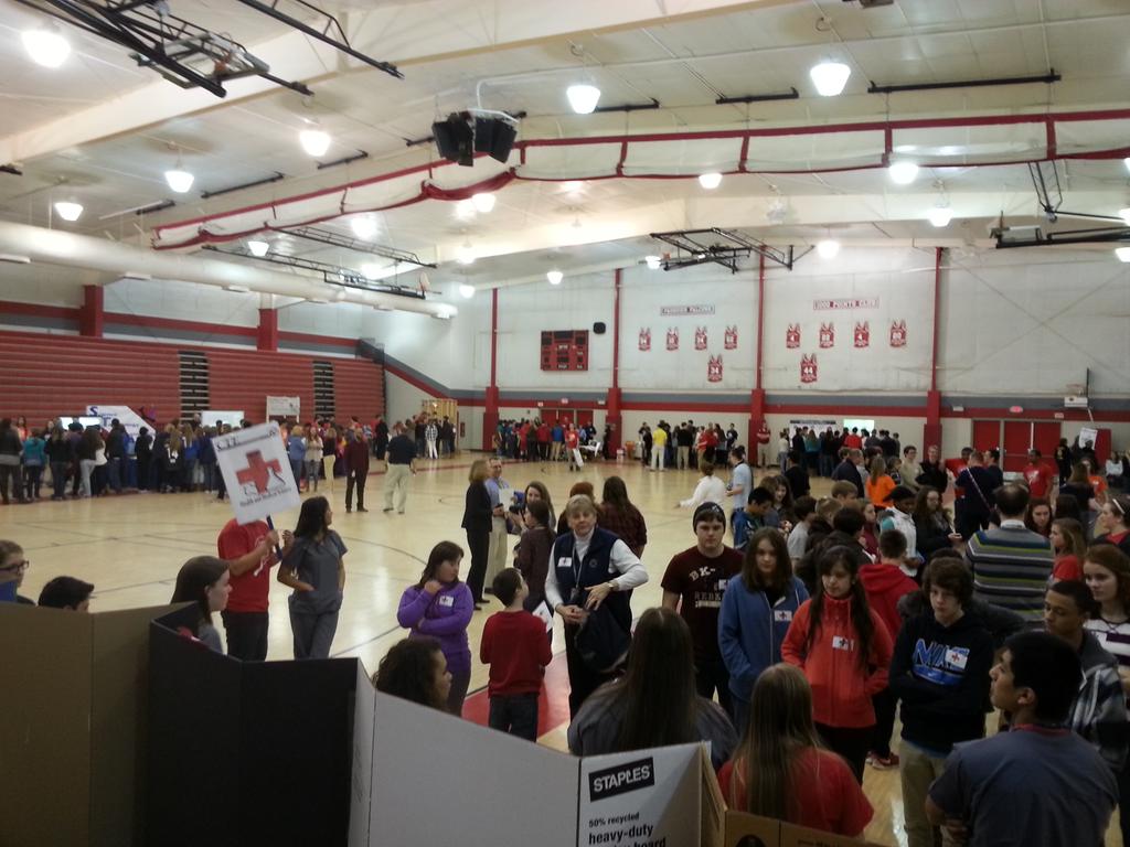 LHSEAGLESMRCOX's tweet photo. LHS students doing a fabulous job interacting with middle school students at the #CTEfair. http://t.co/xTfU0CBbiF