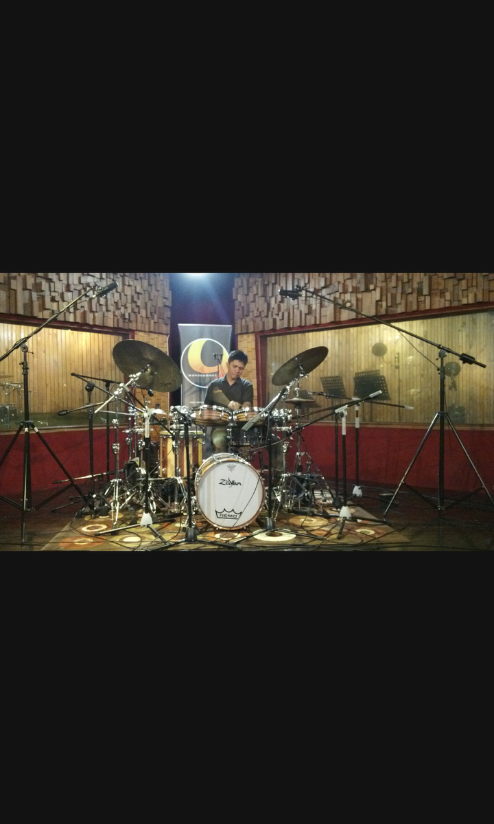 studios_9's tweet photo. Rhythm Sawah session from KOMODO Drum sounds Limited customized by @gilsramadhan @studios_9 Soundport http://t.co/gSWLU3SZpp