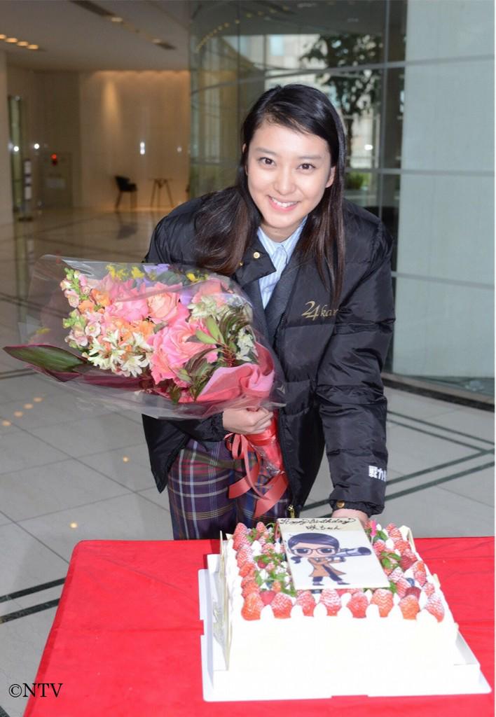 senryokugai2014's tweet photo. 咲ちゃんのお誕生日当日、撮影のなかったTAKAHIROくんが、内緒でロケ場所に来てサプライズ登場！年末の歌番組特番が続いて大忙しの中、相棒のために駆���つけてくれたのでした♪#戦力外2015 http://t.co/8v1G4O0TVF