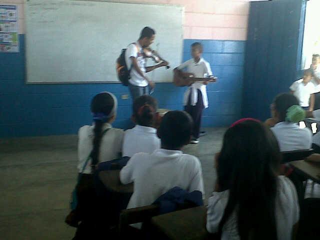 Dúo de Violín y Cuatro en el 5 B de la EIB Mayurupi de Sabana De Parra #ElSistemaCumple40
