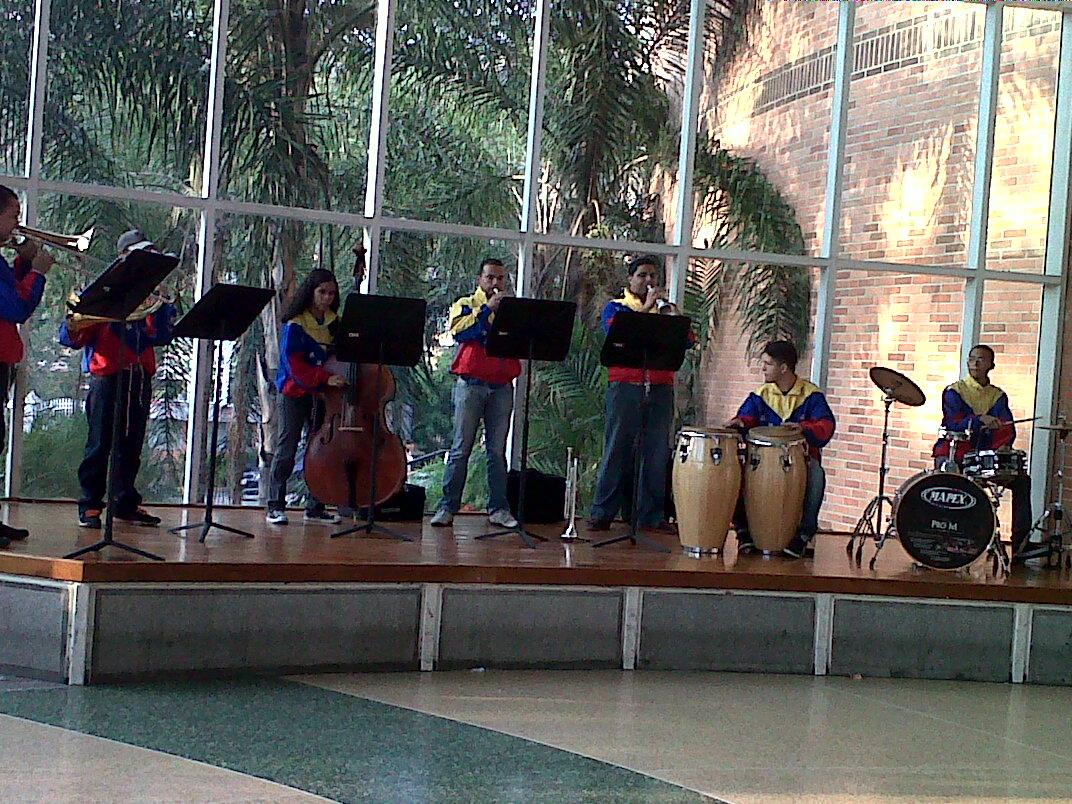 Celebrando 40 aniv. Del Sistema C.C Palma Center @SoyFundamusical <a href="/ElSistema/">El Sistema</a>  <a href="/SistemaAragua/">Sistema Aragua</a> #ElSistemaCumple40