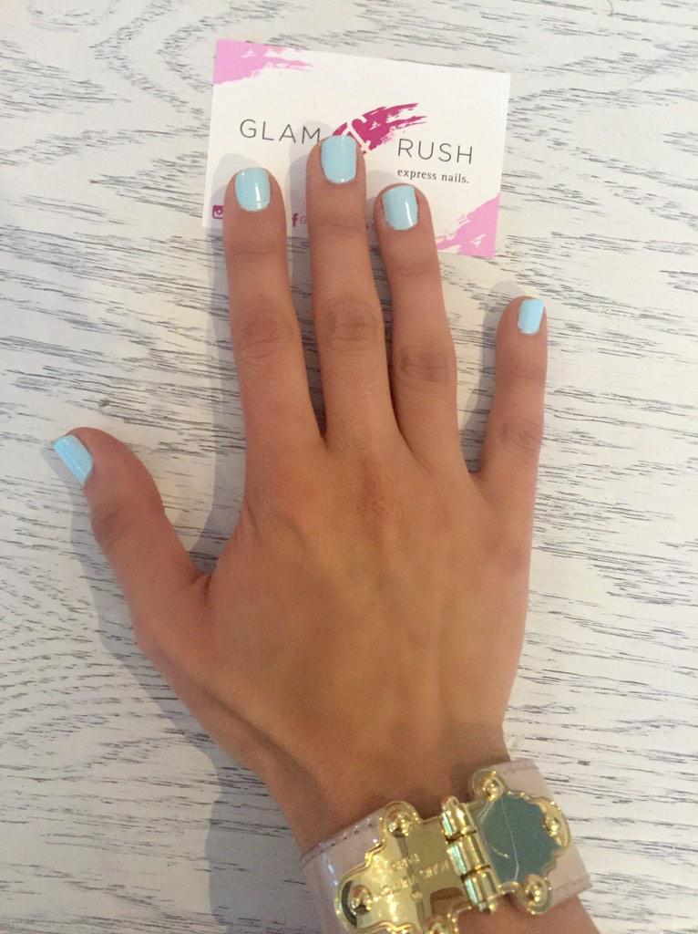 Para este fin de semana con mucho sol "mint candy apple" #glamyourmani #essie #spring <a href="/essie_mexico/">essie mexico</a>