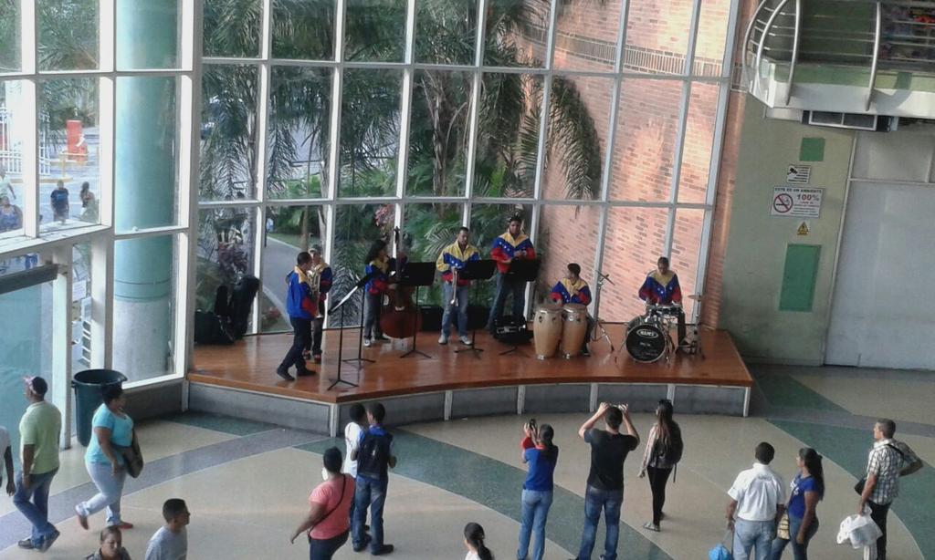 Celebrando 40 aniv. Del Sistema C.C Palma Center @SoyFundamusical <a href="/ElSistema/">El Sistema</a>  <a href="/SistemaAragua/">Sistema Aragua</a> #ElSistemaCumple40