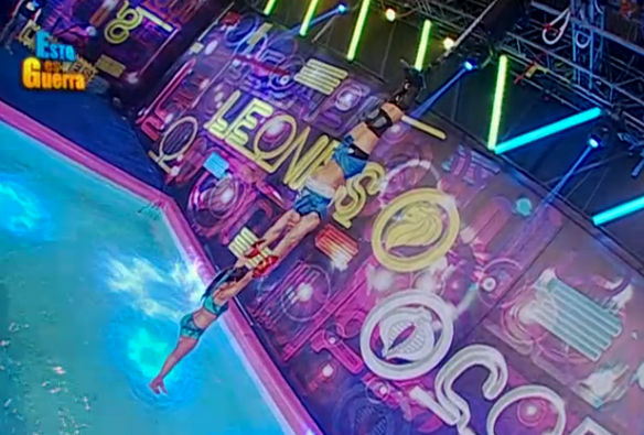 estoesguerra_tv's tweet photo. GRANDIOSO!!! Hugo sostuvo a la peque por un minuto!!! #EEG http://t.co/Dhm9rYemFQ http://t.co/OxEcYBM7oP
