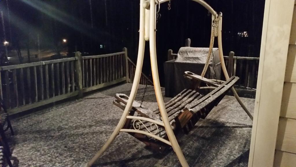 SusanEPayne's tweet image. Snowing in Gardendale