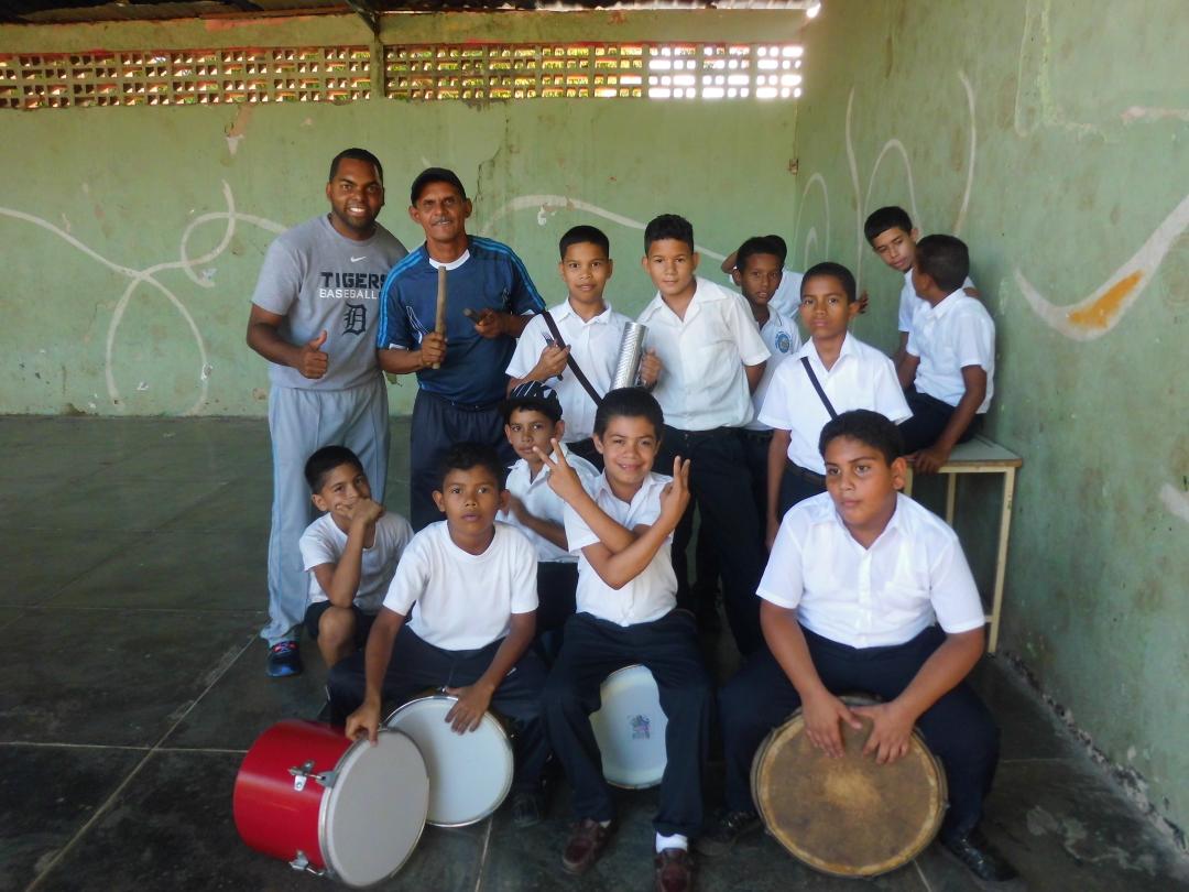 lewys27's tweet photo. Concierto para docentes y alumnos de la  escuela miranda #ElSistemaCumple40  @NucleoOcumare http://t.co/bTtQ0wf7ZF