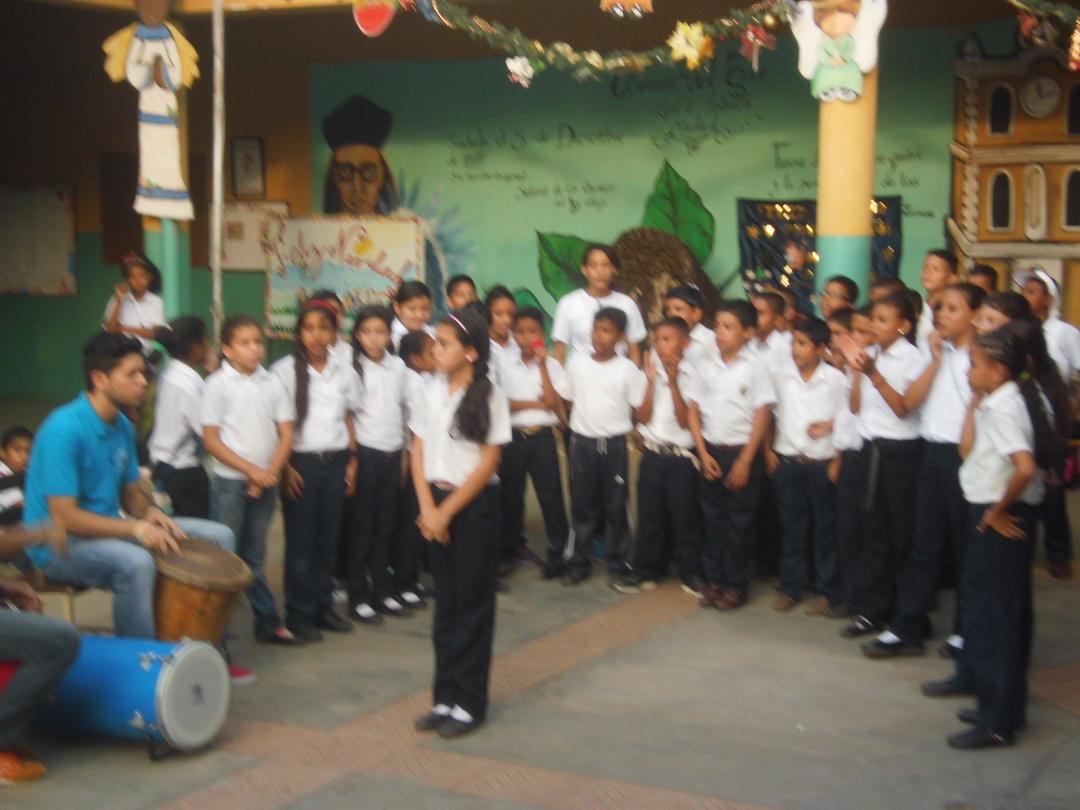 lewys27's tweet photo. Presentación del coro escuela Miranda #ElSistemaCumple40  @NucleoOcumare http://t.co/6hCRgOb0XL