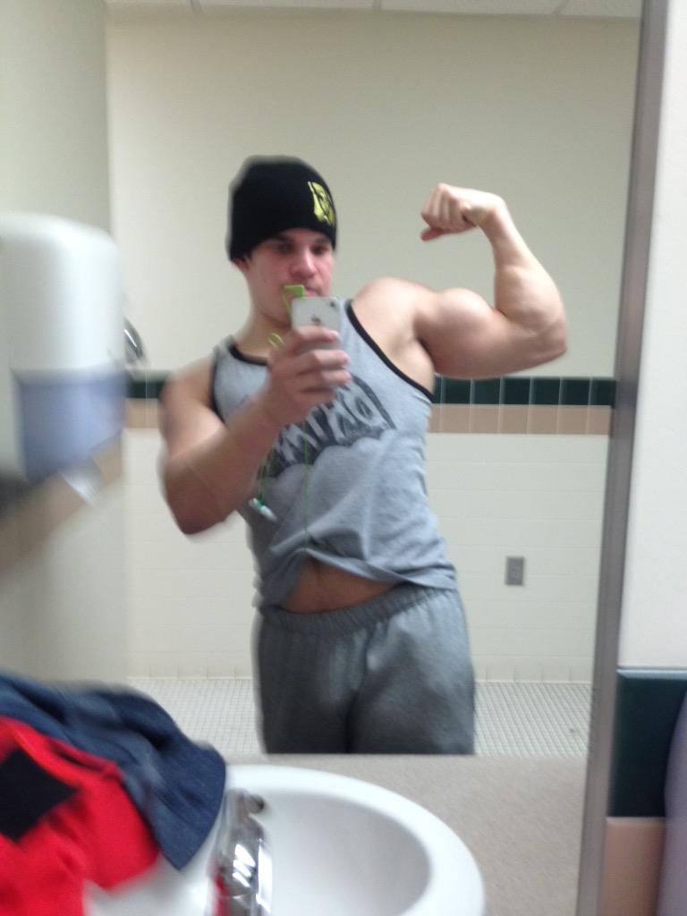 Mutant_Sandman's tweet image. Arms day from yesterday! Biggest pump oh yah!! Cheers for bein not tall (5'6)!! #mutantnation #RTLFitness #mutantpump