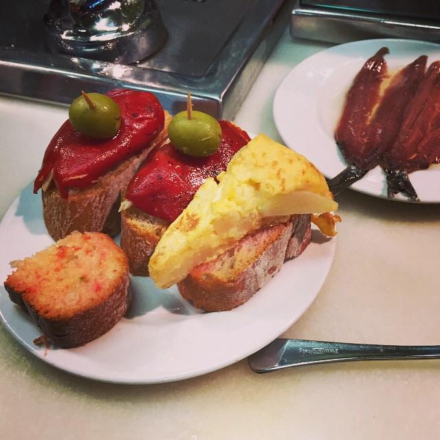 BarcelonaInsta's tweet photo. #ElXampanyet #barcelona #tapas #anchovies pan con #tamate by foodtog http://t.co/GjT5hiEeE8 http://t.co/UUBTu4d3Xo