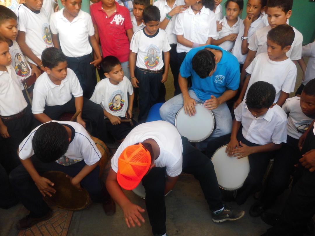 lewys27's tweet photo. Ensamble de percusión presentación en la escuela Miranda #ElSistemaCumple40  @NucleoOcumare http://t.co/5OQEKWfM8B
