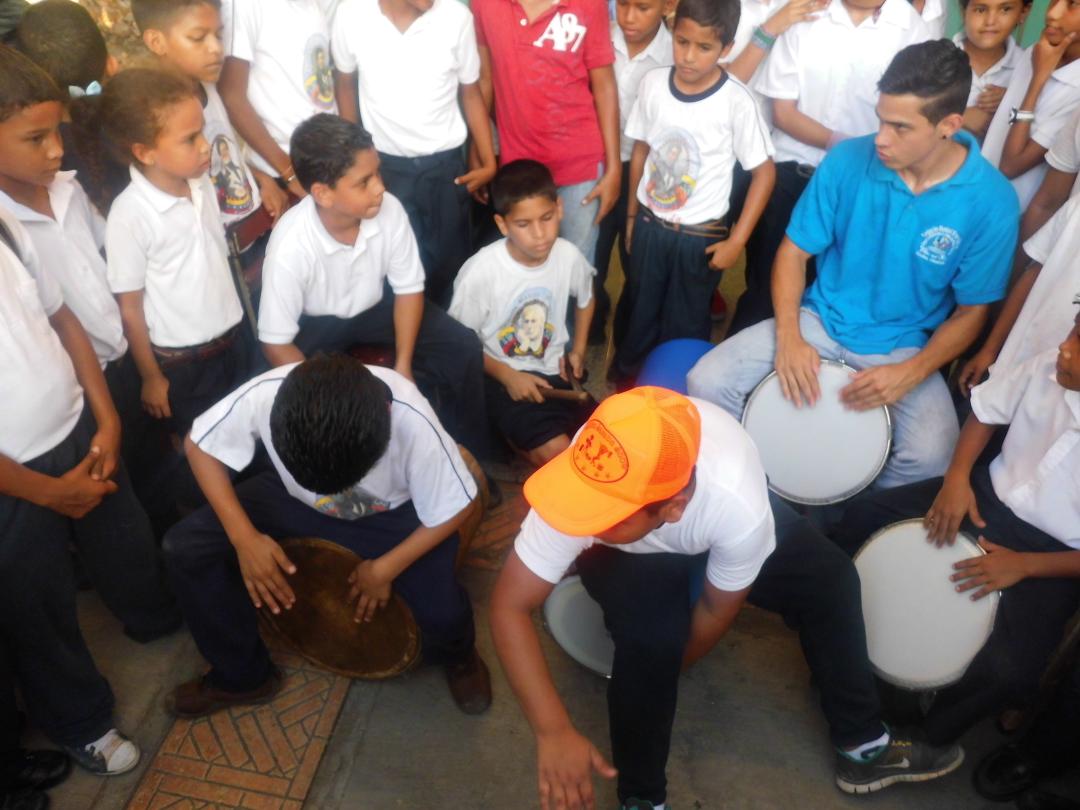 lewys27's tweet photo. Ensamble de percusión presentación en la escuela Miranda #ElSistemaCumple40  @NucleoOcumare http://t.co/5OQEKWfM8B