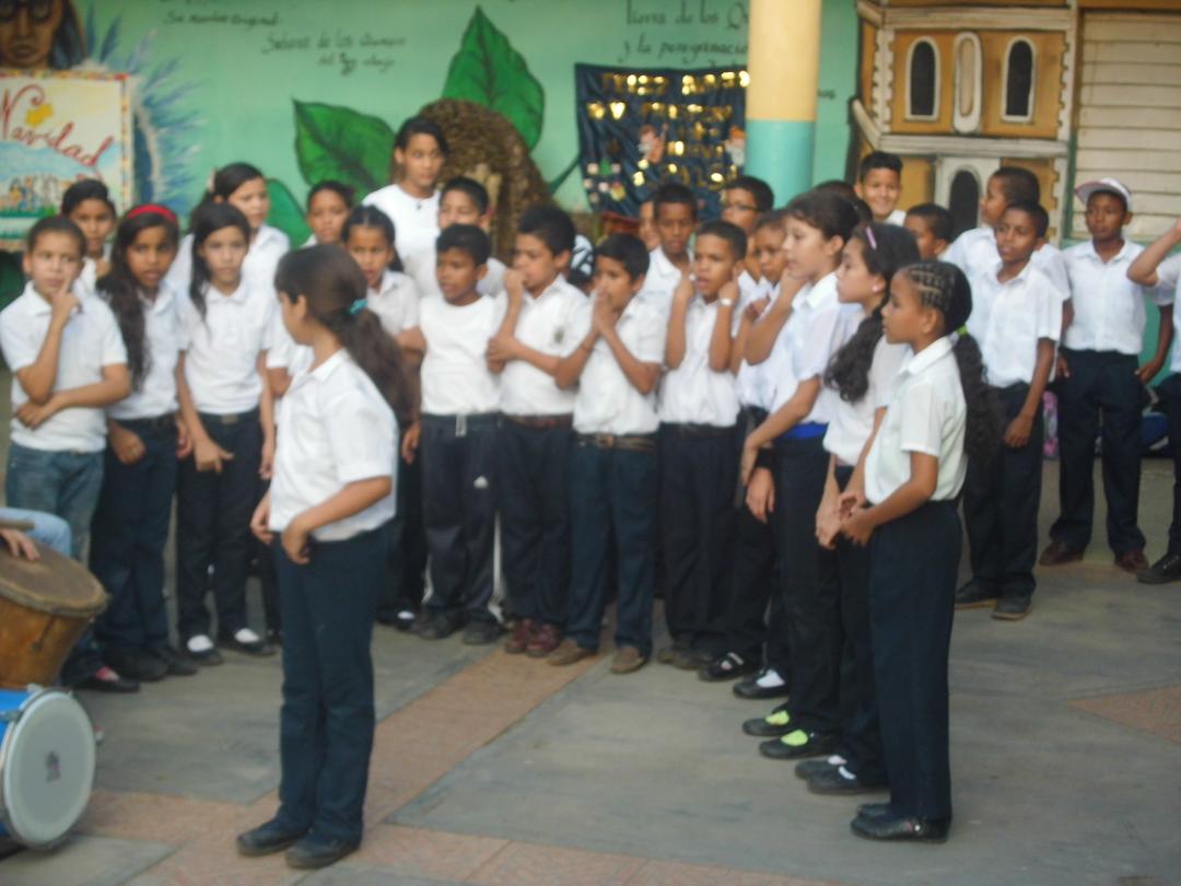 lewys27's tweet photo. Presentación del coro escuela Miranda #ElSistemaCumple40  @NucleoOcumare http://t.co/6hCRgOb0XL