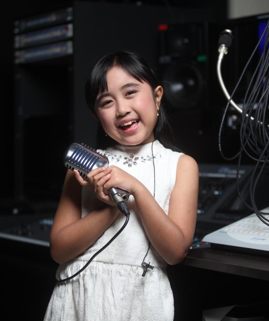 KickAndyShow's tweet photo. cyra  anak multi bakat. selain pandai menyayi, ia punya segudang prestasi di sekolah, ia juga menjadi penyiar radio http://t.co/9XleIP9nzr