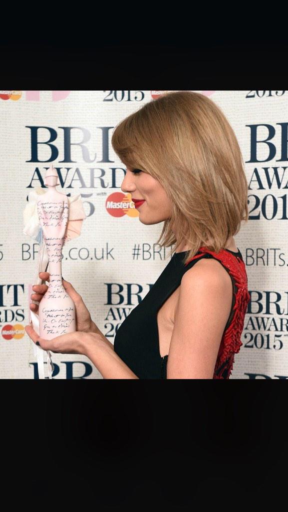 swift_1989_'s tweet photo. TAYLOR AND HER BRIT
#CongratsTaylorSwift #BRITs2015 #VoteShakeItOff #KCA http://t.co/xtA10EvvVm
