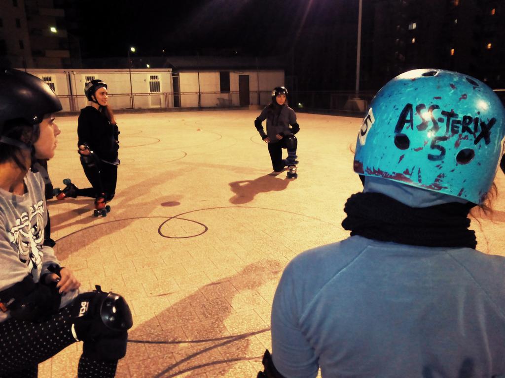 Poison_Kittens's tweet photo. #Pack #PoisonKittens #Rollerderby #Team #Love http://t.co/8pB08IQUDf