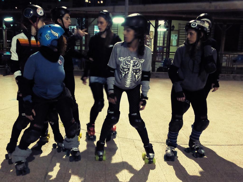 Poison_Kittens's tweet photo. #Pack #PoisonKittens #Rollerderby #Team #Love http://t.co/8pB08IQUDf