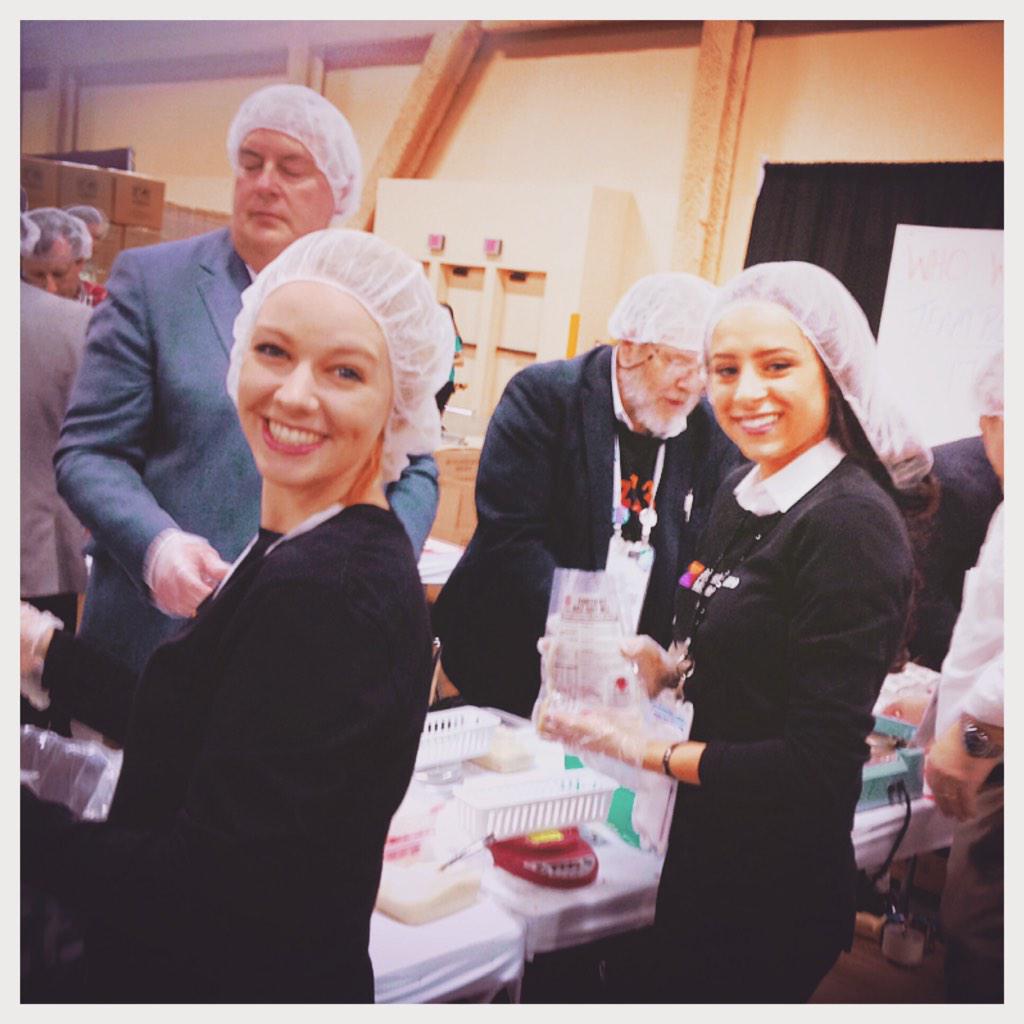 MarieElizabeth3's tweet photo. Great time volunteering with #stophungernow @IBMInterConnect with #IBMz!! http://t.co/ysIsXy2YMN