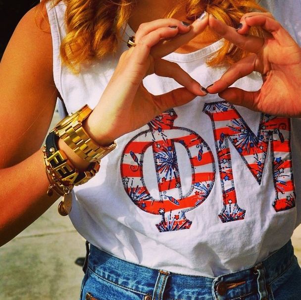 jessieecoxx11's tweet photo. “@PhiMuFraternity: LOVING this 4th of July themed tee! #PinkWhiteandBlue http://t.co/B08WIcwgHY” I want these 😍