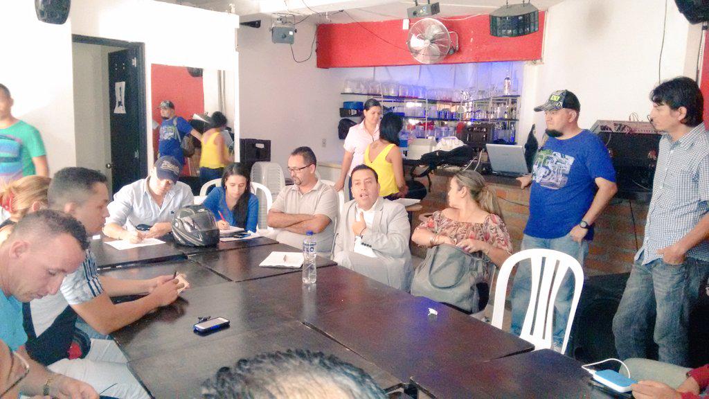 GobiernoPereira's tweet photo. Secretario de gobierno James Herrera en reunión con representantes de Bares Cuba #ControlRuido #PorUnaPereiraMejor http://t.co/flpEh7GWOV