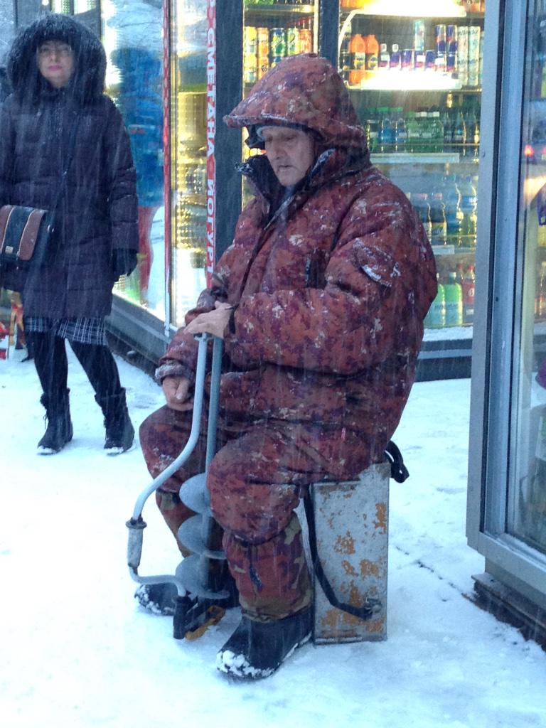 Людей на остановке все больше, пробка все плотнее и автобуса не видать
