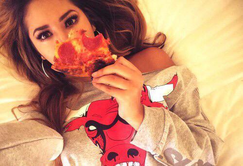 chantelcutie's tweet photo. Alleine mit Pizza🙏 http://t.co/IKJ5Zkq2my