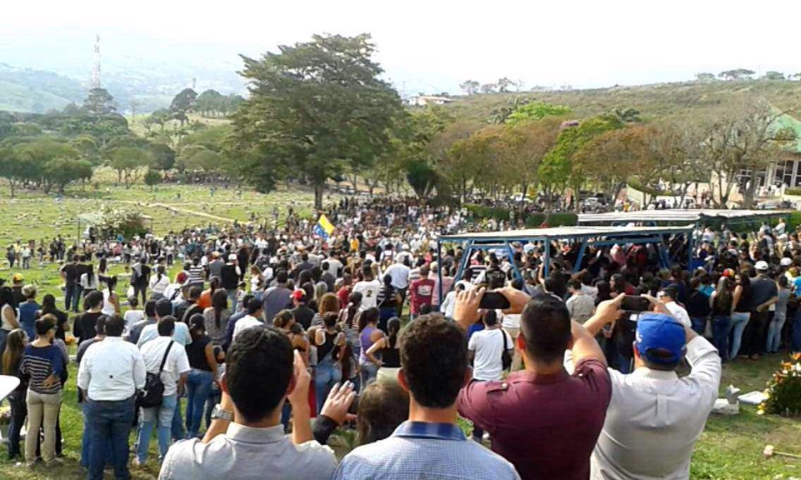 Zapatacar's tweet photo. Multitud conmovida e indignada dio el último adiós a Kluiverth en San Cristóbal #Táchira #25F. http://t.co/hZxjq27c6J
