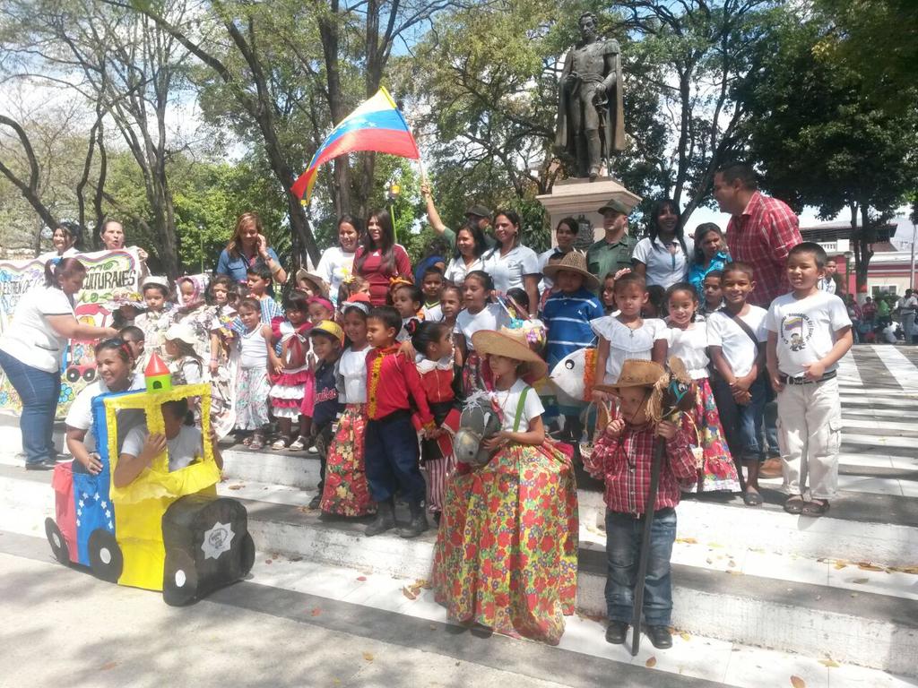 #EstudiantesConMaduroPorLaPaz. En la Plaza Bolívar de San Juan de los Morros,  en la defensa de los Simbolos Patrios.