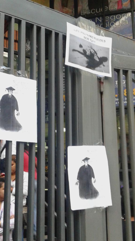 "Aqui estudian los estudiantes que sobreviven" es lo q dice uno de estos papeles en las puertas del IUGT.