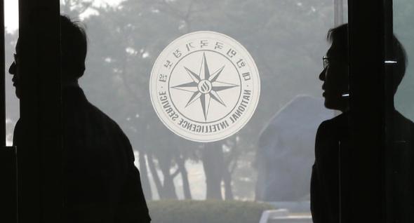국정원이 언론공작을 통해 ‘노무현 전 대통령 논두렁 시계’가 세상에 나왔고, 이는 정치적으로 매장하기 위한 공작임이 당시 대검 중수부장의 발언을 통해 드러났습니다.

hani.co.kr/arti/opinion/e…