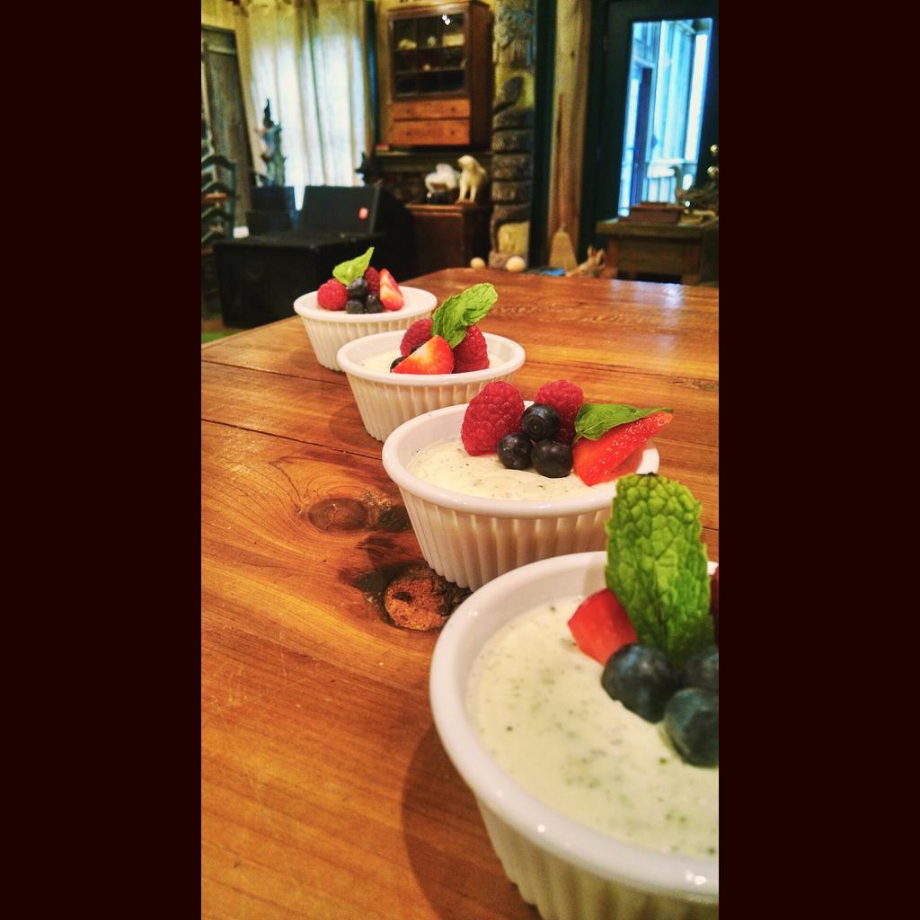RonRonCookin615's tweet photo. Honey Vanilla Bean Panna Cotta. #dessert #chefderron #pannacotta #goodvibes #foodporn http://t.co/I6jSckts6V