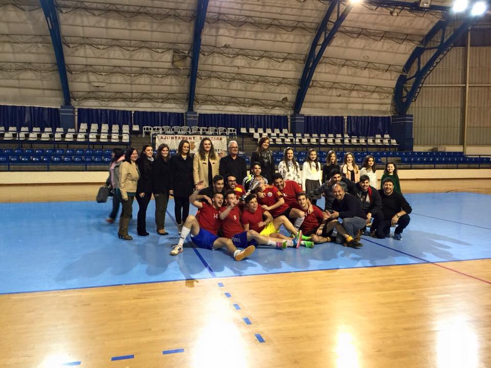 fallasantroc's tweet photo. Guañadors de la copa de futbet de falles alzira 2015 #grandes #fallasantroc #futbolsala #lacopaesnuestra http://t.co/9rCICgGv94