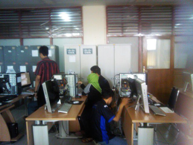 Aboldeniro's tweet photo. Ujikom jurusan TKJ SMK PLUS AL-AITAAM BANDUNG... http://t.co/DGThr3TlXg
