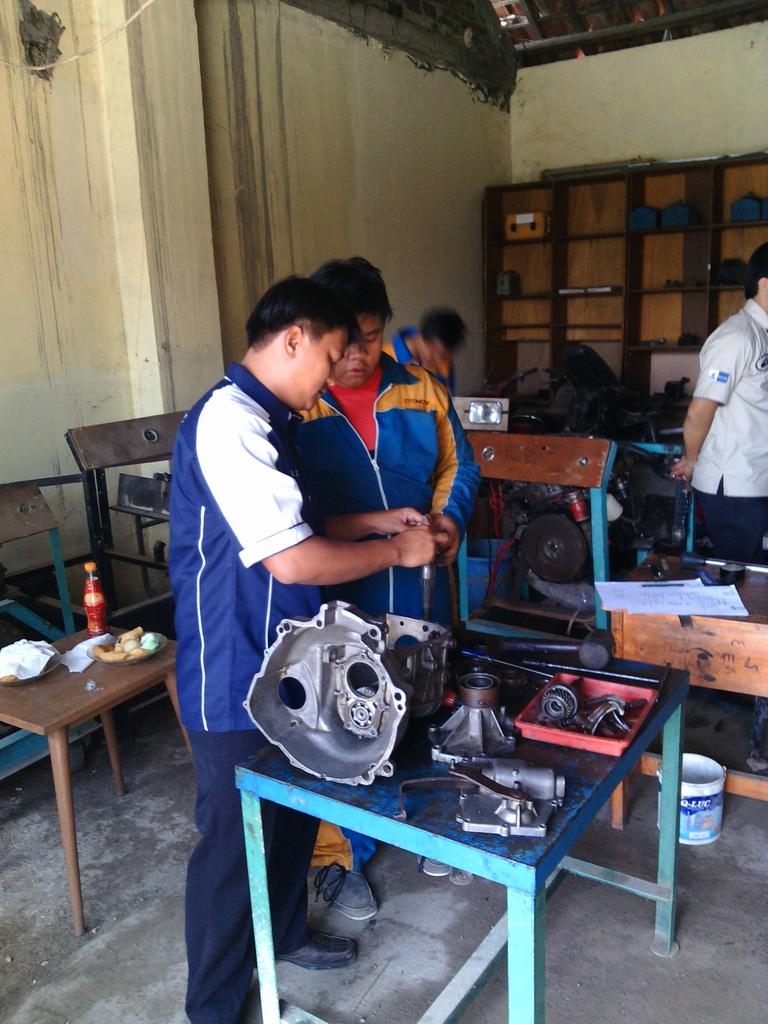 Aboldeniro's tweet photo. Ujikom jurusan TKR SMK PLUS AL-AITAAM BANDUNG... http://t.co/TWvssd0Tpz