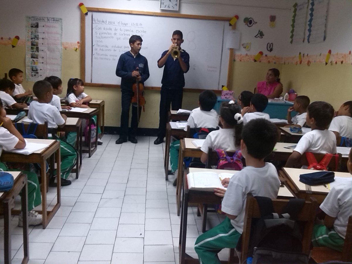Adax15's tweet photo. @OrqyCoroST #ElSistemaCumple40 Colegio San Andres. 1er grado A http://t.co/kC5YjuVBNL