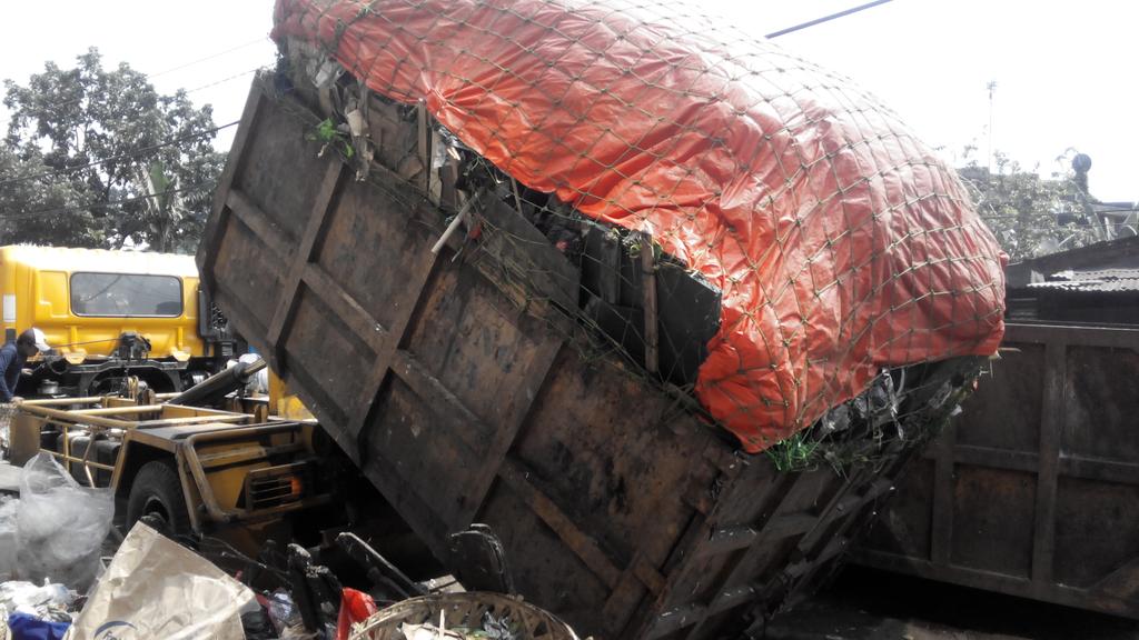 cleanactionid's tweet photo. Kondisi sebelum & sesudah stockpile #PasarKosambi dibersihkan. Yuk wujudkan #PasarSae di #BDG. @pasarkotabdg @se_bdg http://t.co/dZqrknUpHA