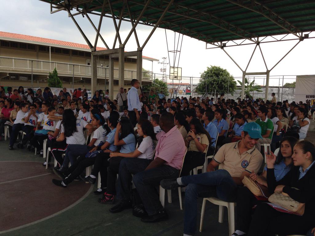 El Presidente @NicolasMaduro se comunicó con muchachada de estudiantes en la asamblea #EstudiantesConMaduroPorLaPaz