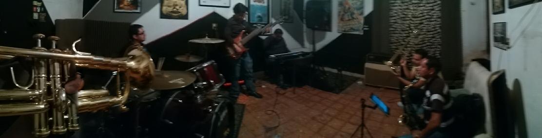 chayflorestromp's tweet photo. Ensayo #latoñaband#centro#gdl @samyfloresss http://t.co/m7bCuMyvK1
