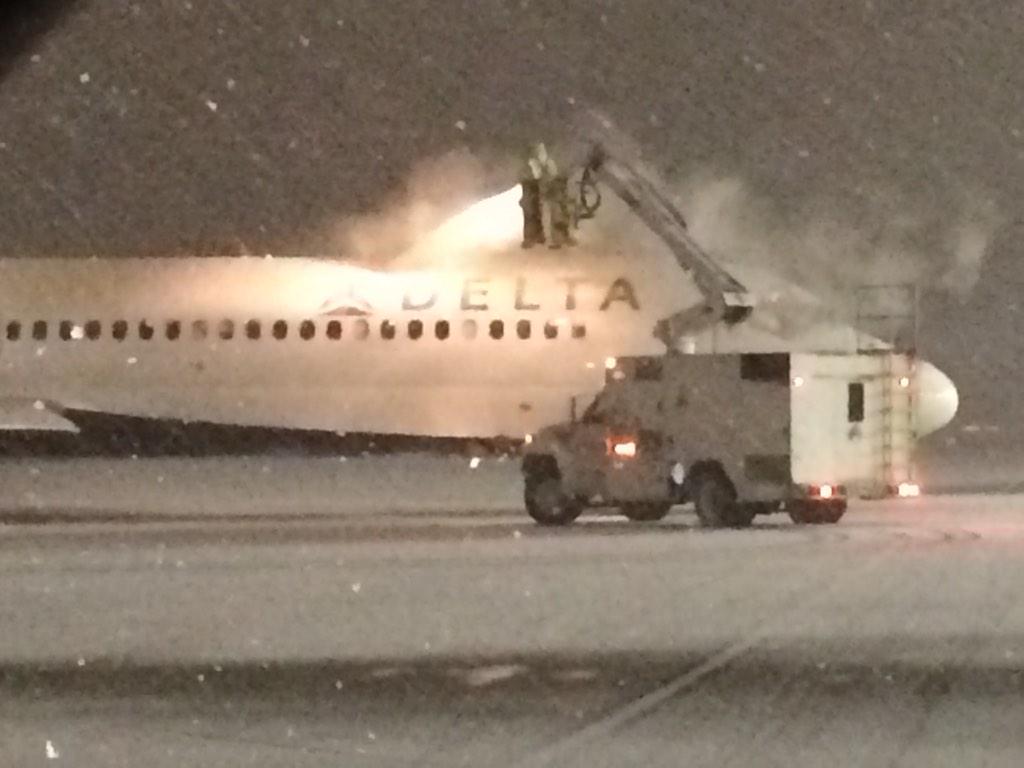 BHMAirport's tweet photo. Please check w/airline for latest flight info. Crews working hard at BHM. #teambhm http://t.co/PJ3vQgWq7f