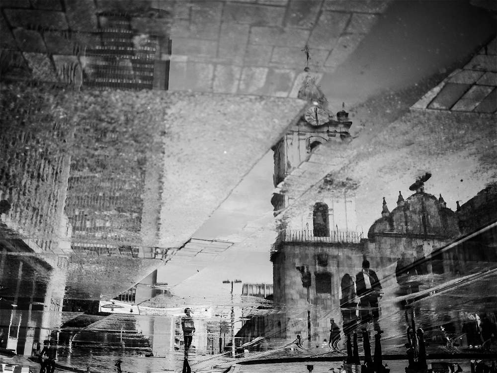 Citytv's tweet photo. Una mirada de Bogotá desde el reflejo de sus charcos http://t.co/nEQq2hrVqT http://t.co/yDtts62byQ