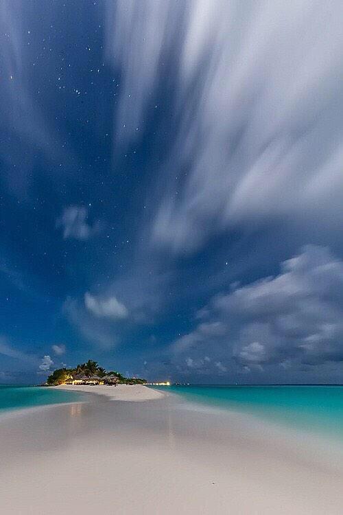 ChiIIVlbes's tweet photo. Maldives looks amazing 😍 someone take me there now! http://t.co/mNpPD27L4i