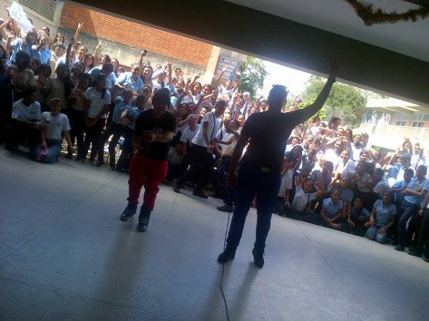 LPikardia's tweet photo. compartiendo con los alumnos del liceo Dr Cruz Del Valle Rodriguez Super contentos con su Apoyo.!!Bendiciones a ellos http://t.co/1SMzDoF499