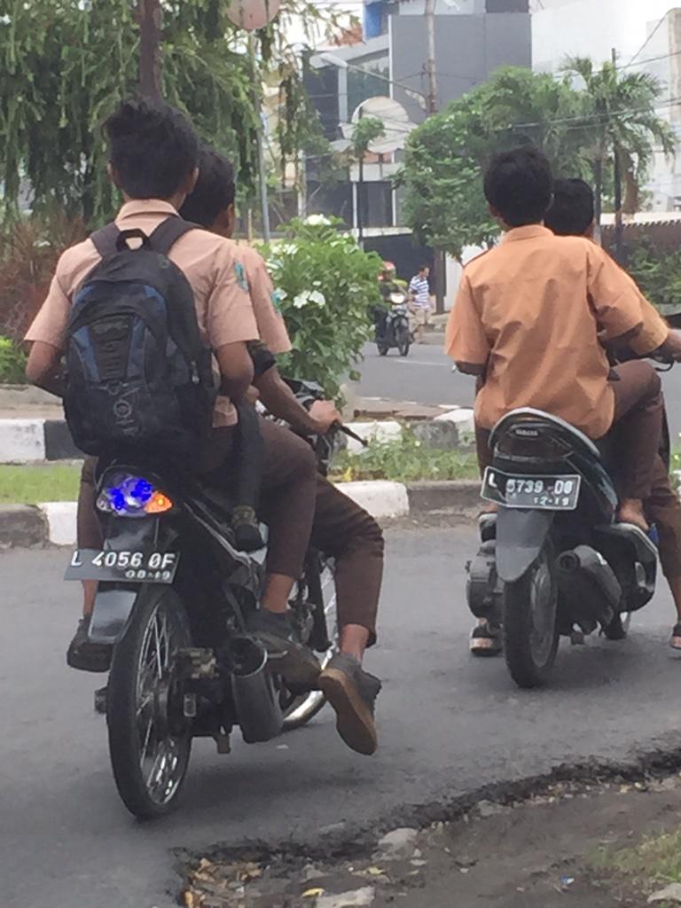 kevin_tanojo's tweet photo. Anak smp jaman skrg... Ga helm an + bawa rokok @e100ss http://t.co/pJBkpIHlo9